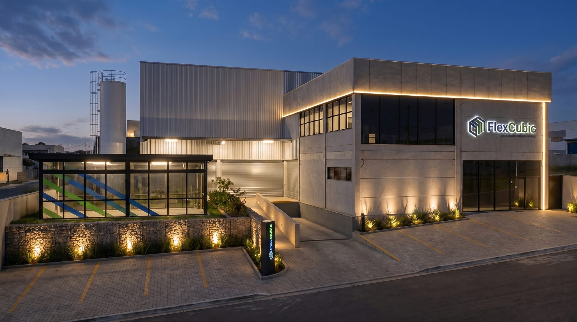 Fachada da fábrica FlexCubic Polo 40 ao entardecer